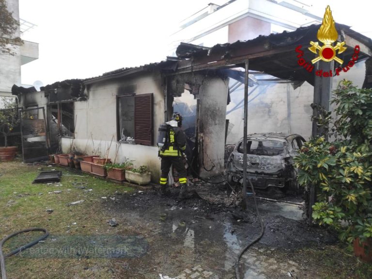 Incendio a Fregene: fiamme nella depandance di una villa