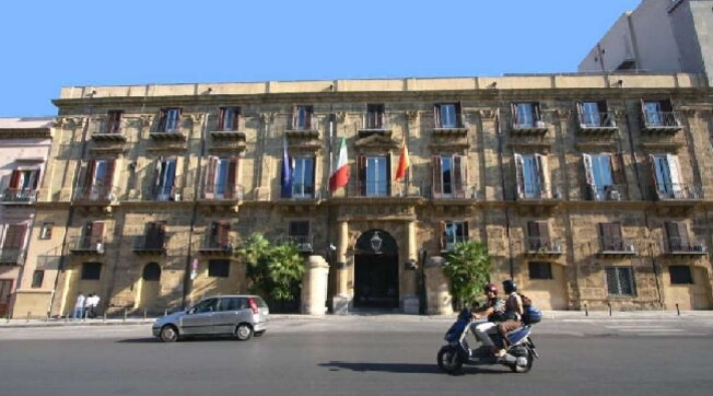 In Sicilia i parlamentari potranno continuare a ottenere l’adeguamento Istat sulle proprie indennità: l’aumento per il 2023 è di 890 euro