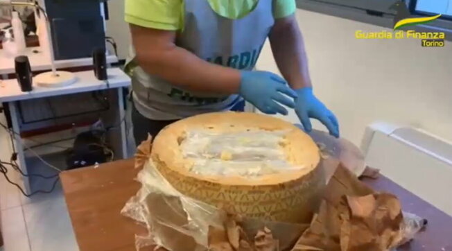 Torino, vasta operazione antidroga: sequestrati cento chili di cocaina nascosta nelle forme di parmigiano