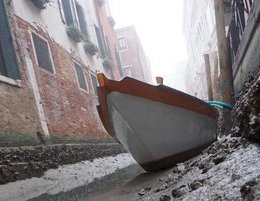 Venezia è alle prese con una bassa marea che comincia a creare seri problemi alla navigazione