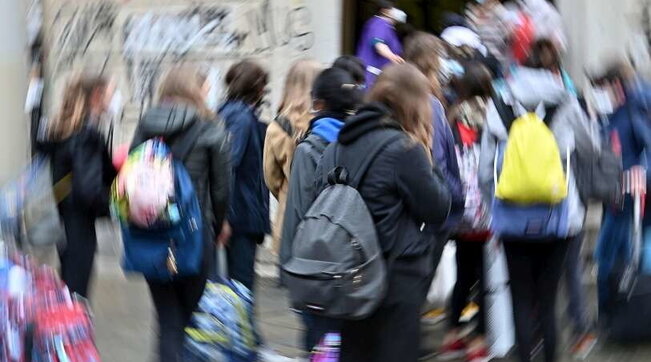 Napoli, 14enne si presenta in classe con una pistola. Il ragazzo è stato denunciato