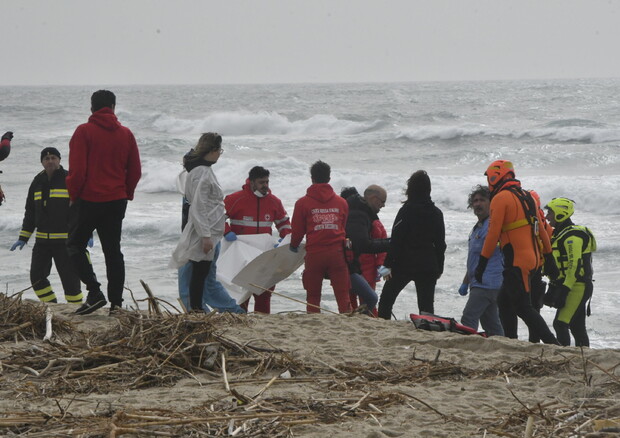 Tragedia in Calabria, sulle spiagge del cotronese rinvenuti i corpi senza vita di 59 migranti