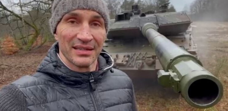 Guerra in Ucraina, l’ex campione dei pesi massimi Wladimir Klitschko ora guida un carro Leopard 2