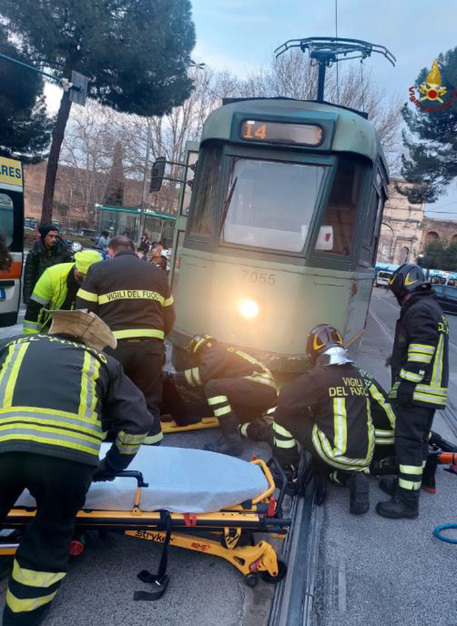 Roma, Incidente stradale tra un tram ed una ciclista a Porta Maggiore