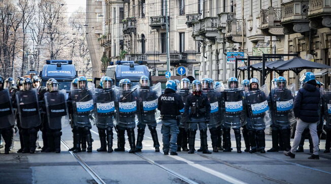 Alta tensione a Milano durante il corteo degli anarchici per Cospito