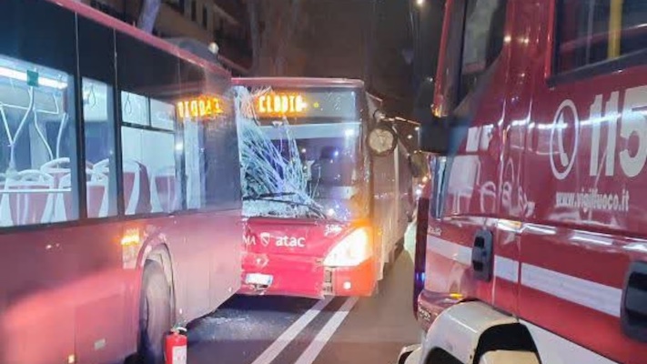Roma, incidente tra due autobus in viale Angelico: tre passeggeri sono rimasti feriti