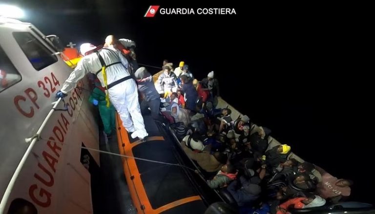 Sicilia: la Guardia Costiera in soccorso di due motopesca con 350 persone a bordo