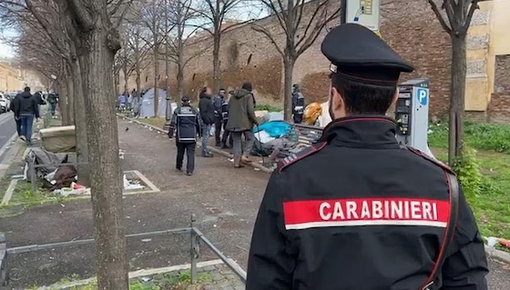 Roma, nella zona adiacente la Termini al via lo sgombero dei senza fissa dimora