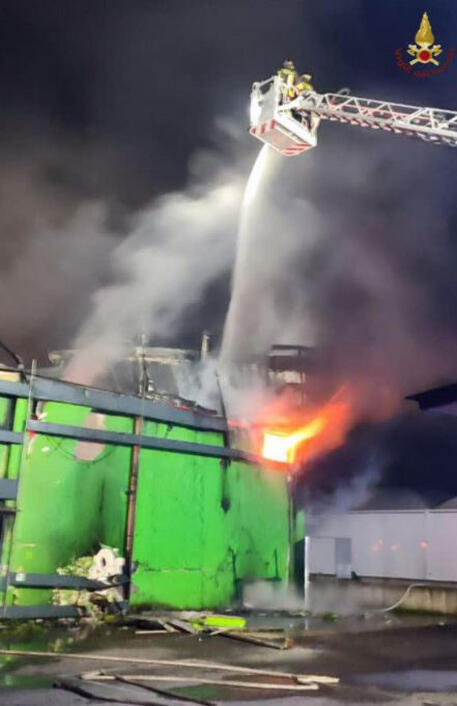 Aprilia (Roma), Incendio alla dogana dove i capannoni della struttura che ha preso fuoco sono ricoperti di amianto