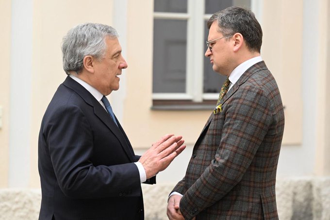 Vertice di Monaco, Tajani incontra Kuleba e lo rassicura: “La posizione dell’Italia a favore dell’Ucraina non è cambiata”