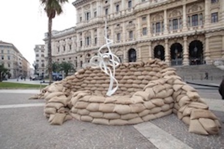 Roma, in piazza Cavour istallazione contro la guerra in Ucraina dello sculture Gianfranco Meggiato