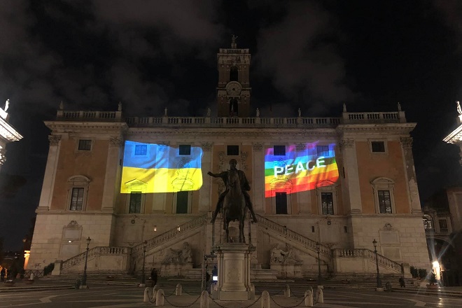 Roma, ad un anno dall’invasione russa all’Ucraina il Campidoglio si illumina