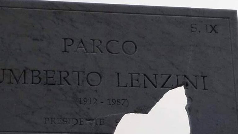 Roma, Nuovo danneggiamento per la targa dedicata a Umberto Lenzini nel parco di via di Val Cannuta