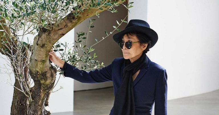Yoko Ono compie 90 anni: il figlio Sean Lennon gli regala un “albero dei desideri”