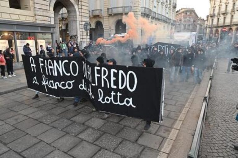 Roma, allarme per un corteo non autorizzato degli anarchici a Trastevere in sostegno di Alfredo Cospito