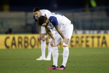 Calcio, la Lazio pareggia con il Verona 1-1: persa l’occasione del terzo posto che rimane alla Roma