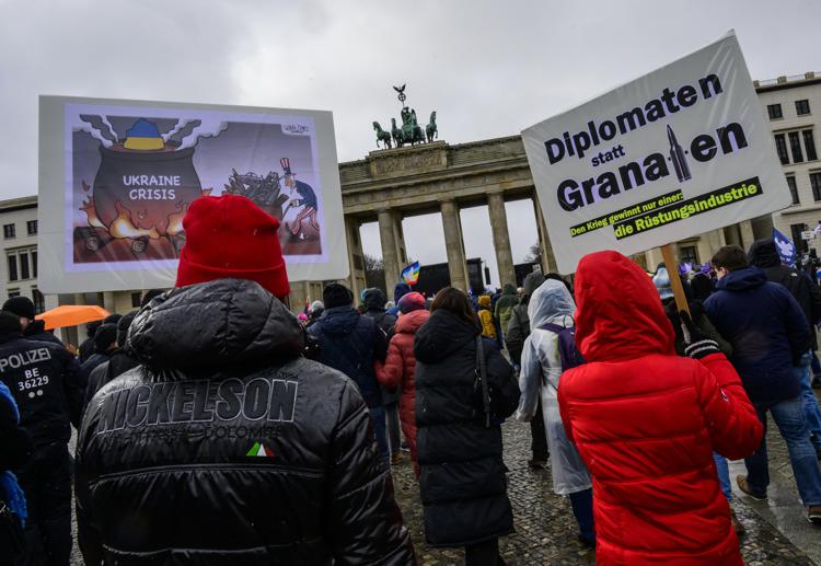 Migliaia di persone in piazza a Berlino per la pace in Ucraina