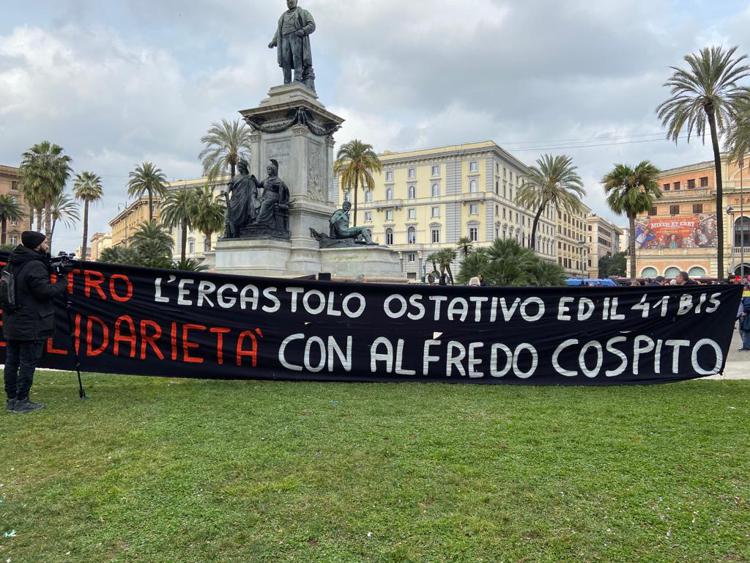 Roma, presidio degli anarchici davanti la Cassazione: “Se Cospito muore sarà l’inferno”