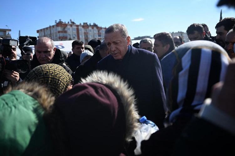 Terremoto Turchia, il presidente Erdogan ammette: “All’inizio abbiamo avuto problemi nei soccorsi”
