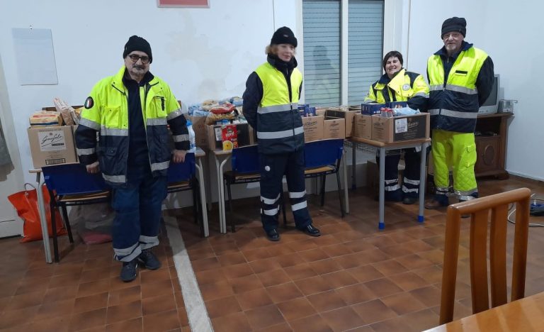 La protezione civile raccoglie 450 chili di derrate alimentari