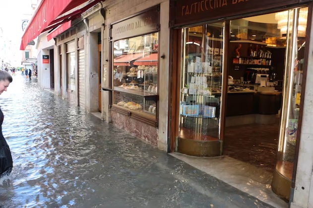 Venezia, a causa della rottura di una condotta d’acqua lunga 400 metri il sestiere di Venezia di Cannaregio è finito sott’acqua