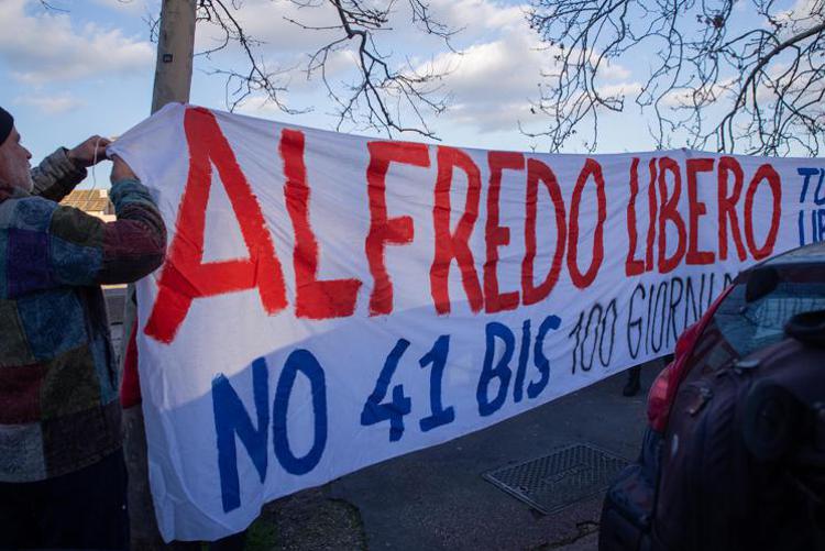 Vicenda dell’anarchico Cospito, parla il suo avvocato: “Alfredo è sempre più magro, ha perso 45 chili. La situazione si sta estremamente complicando”