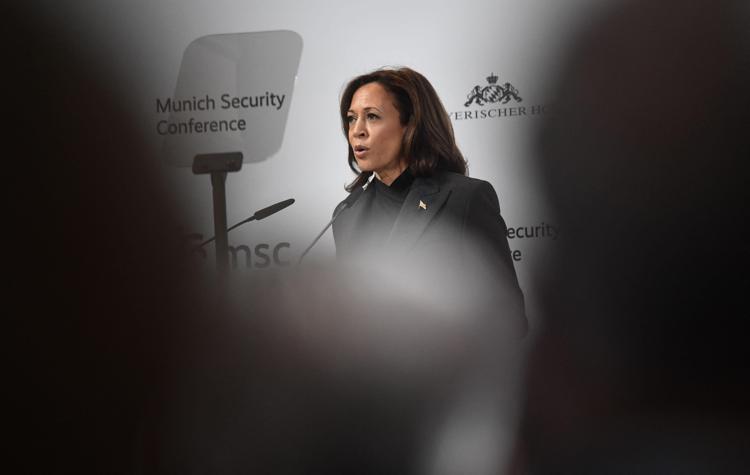 Vertice di Monaco, parla la vicepresidente Usa Kamala Harris: “I Russi hanno commesso crimini contro l’umanità in Ucraina”