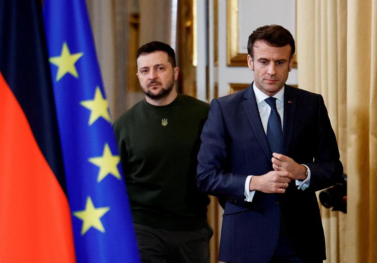 Il presidente Macron e Zelensky insieme verso Bruxelles per il consiglio Ue