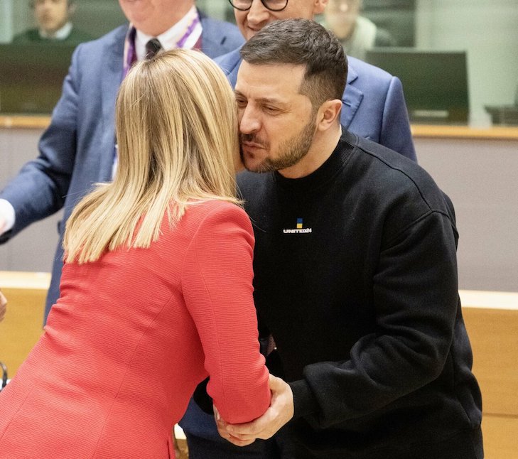 Bruxelles, faccia a faccia tra la Meloni e Zelensky al Consiglio europeo. Tensione con Francia e Germania