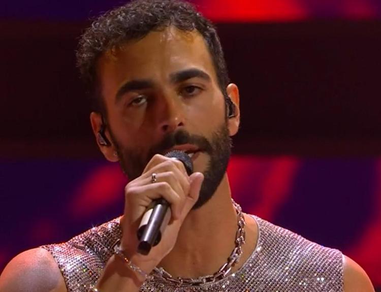 Sanremo, Mengoni vince la serata dei duetti con una splendida versione gospel di “Let it be” dei Beatles