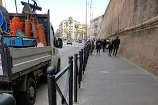 Roma, ripristinati parapedonali danneggiati da auto in piazza Risorgimento
