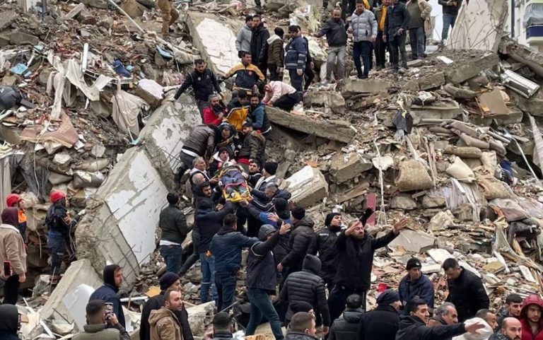 Tutto il mondo si mobilita per gli aiuti alla Turchia devastata dal terremoto di stanotte