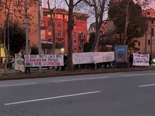 Milano, lancio di sassi e fumogeni davanti al carcere di Opera dove è detenuto Alfredo Cospito