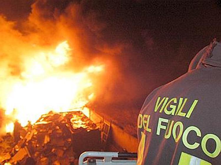 Roma, incendio in un appartamento in via Etruria a San Giovanni: ferite due persone