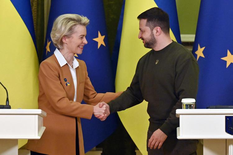 Ursula von der Leyen a Zelensky: “Siete diventati candidati alla Ue mentre siete in guerra e continuate a fare progressi importanti”