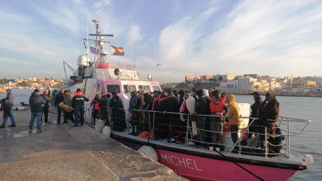 Migranti, a Lampedusa in meno di 24 ore sono sbarcate quasi duemila persone