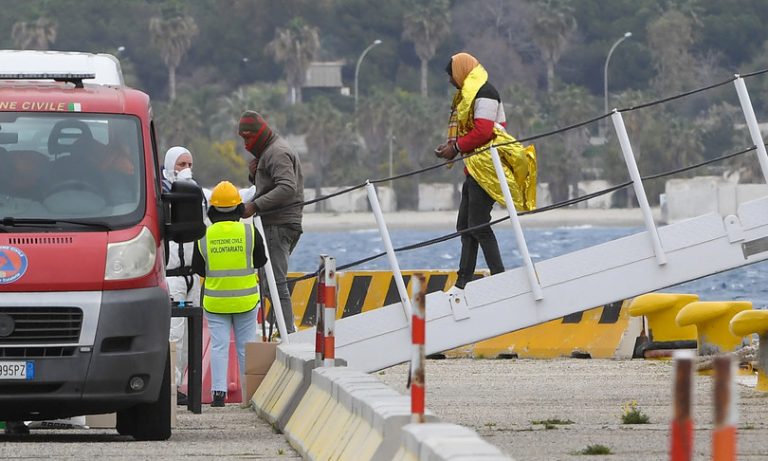 Approdo a Catania, Augusta e Messina per i circa 450 migranti soccorsi ieri dalla Guardia costiera