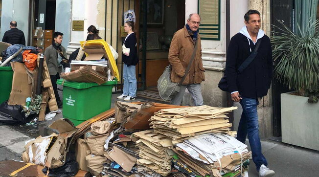 A Parigi è emergenza rifiuti: oltre 5mila tonnellate di immondizia nelle strade