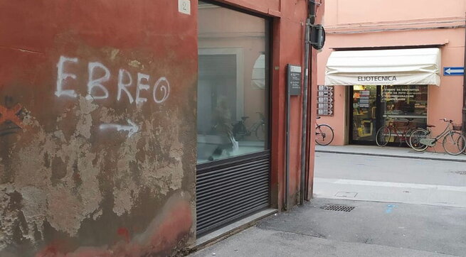 Ferrara, il sindaco denuncia la scritta antisemita sul muro di un negozio, il sindaco: “Gravità assoluta”