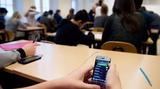 Vallagarina (Trento): sequestrato il cellulare in classe ad uno studente. Il genitore denuncia il professore e la presida