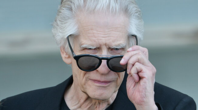 Cinema, il regista David Cronenberg compie 80 anni: mezzo secolo tra horror, incubi e visioni esistenziali