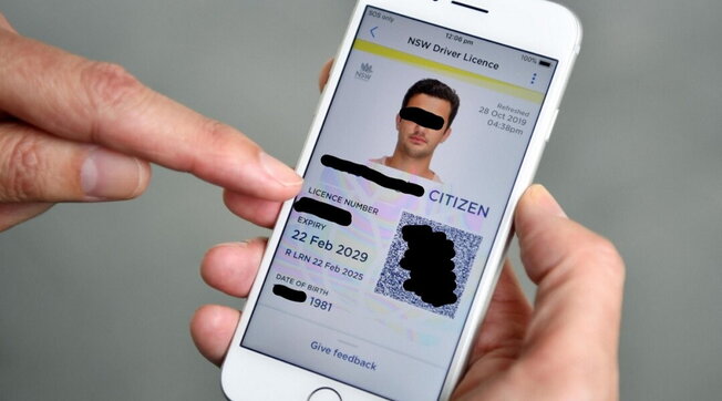 Ue: patente di plastica addio, la nuova licenza di guida sarà digitale sul telefono