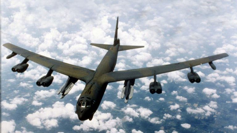 Mar Baltico, due caccia russi Su-35 hanno intercettato una coppia di bombardieri strategici Usa B-52H
