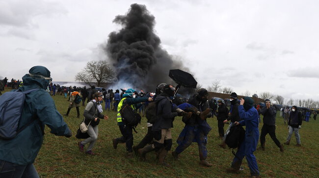 Francia: violenti scontri tra black bloc e polizia al bacino idrico in costruzione a Sainte-Soline