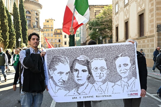 Firenze, 10mila in corteo “Per la Costituzione”: in piazza Landini, Conte e Schlein