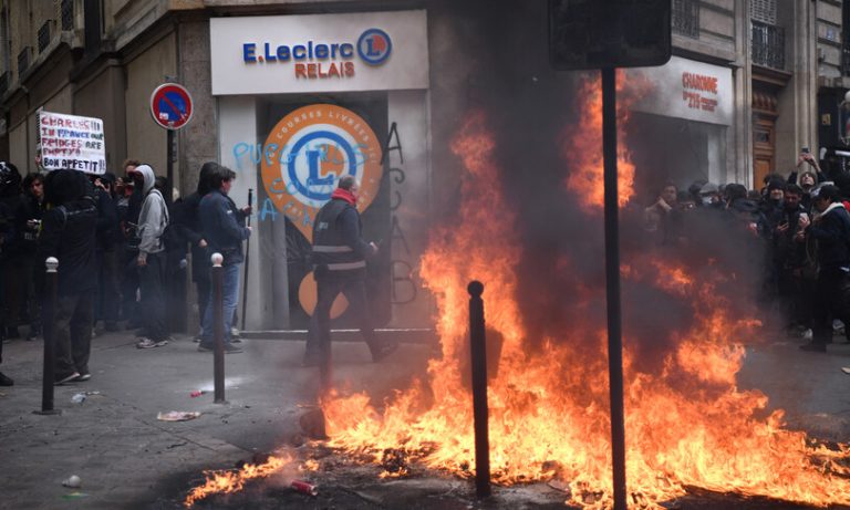 Francia: nella decima giornata di protesta contro la riforma delle pensioni si registrano episodi di violenza e di vandalismo