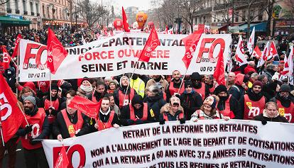Francia, approvata la riforma delle pensioni ma la protesta di piazza continua
