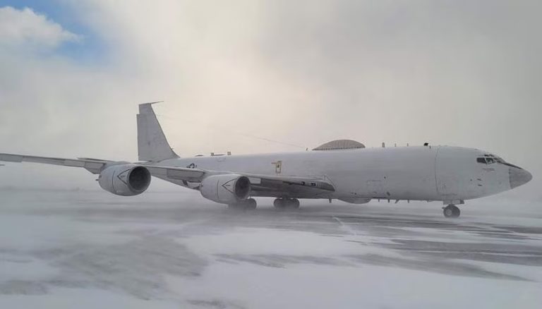 Usa, l’aviogetto E-6 Mercury atterra in Islanda: il gigante pronto per scenario di una guerra nucleare