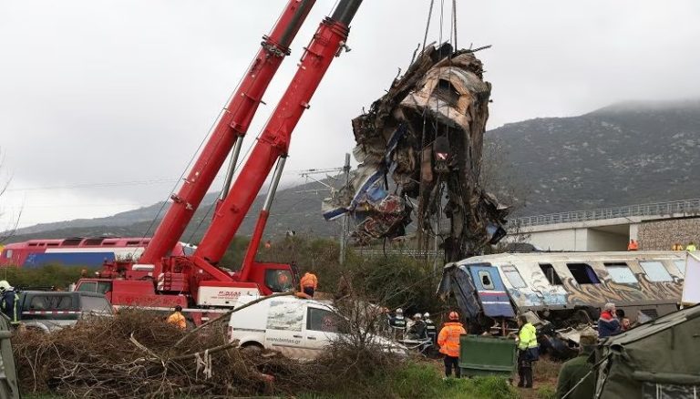 Tragedia in Grecia, 46 vittime accertate. Il capostazione ha ammesso il proprio errore