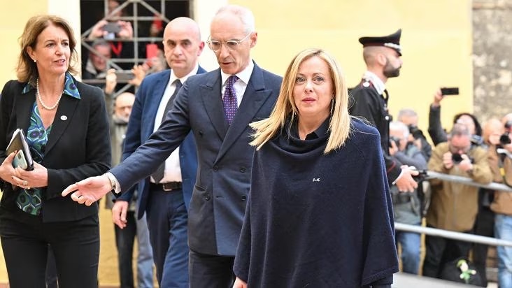 Il premier Meloni con il governo a Cutro: per gli scafisti pene sino a 30 anni di carcere